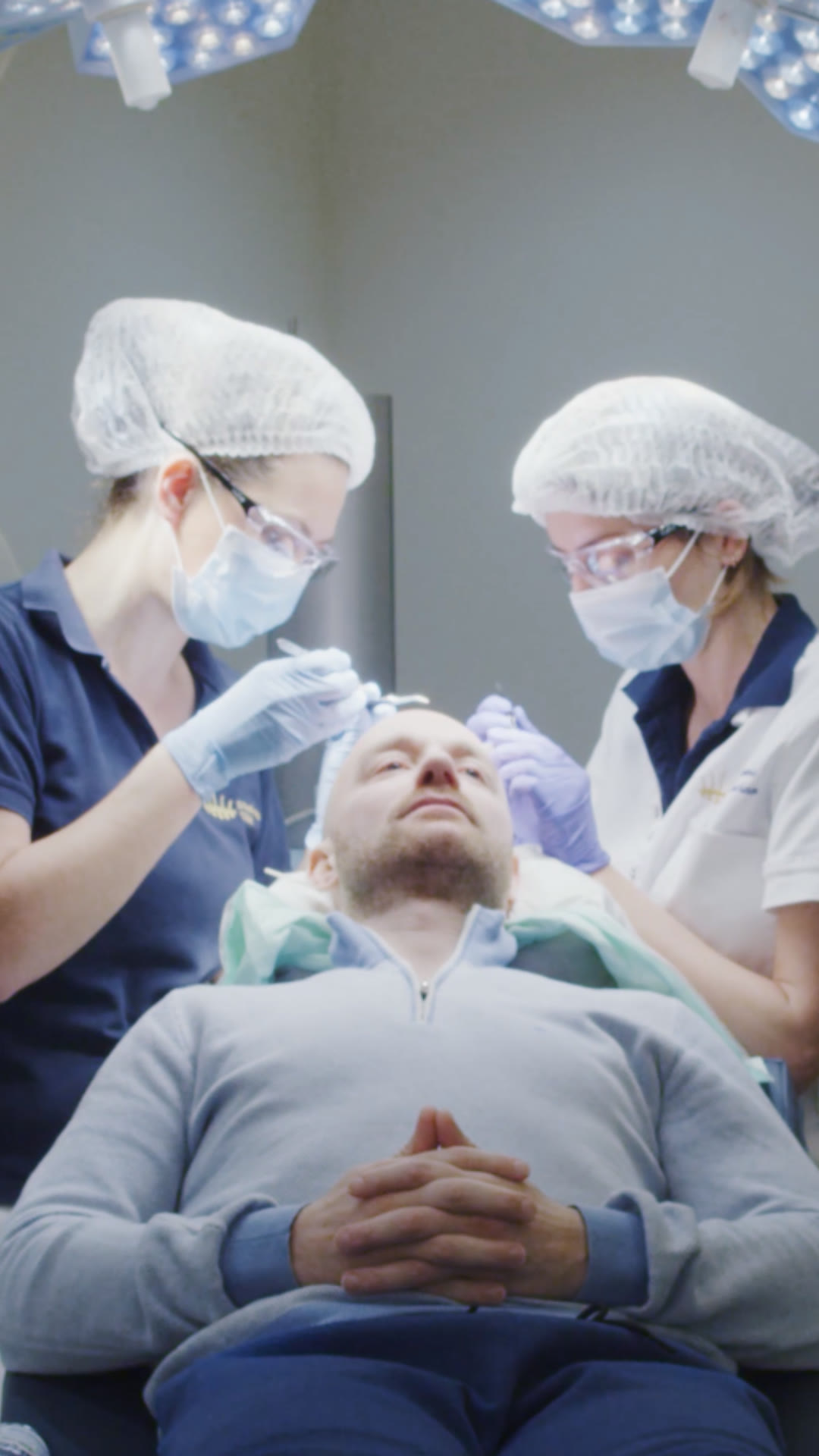 L'équipe médicale pendant une greffe capillaire